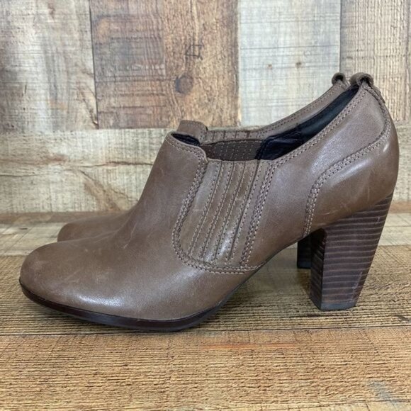 Clarks Artisan Brown Tan Distressed Leather Ankle Boots Womens 9.5M Pose Bootie - Picture 6 of 12